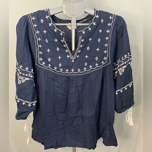 Time & Tru Women's Blue & White embroidered peasant top‎ size Medium NWT
